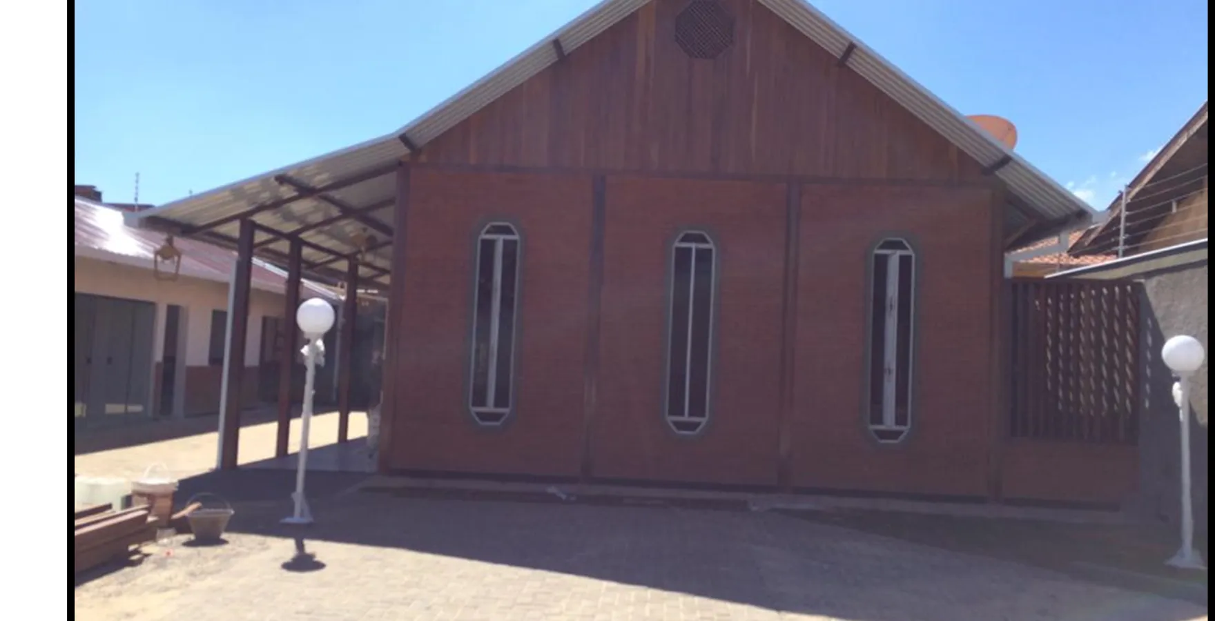 Templo em tijolo aparente entregue pela Construções Londrina